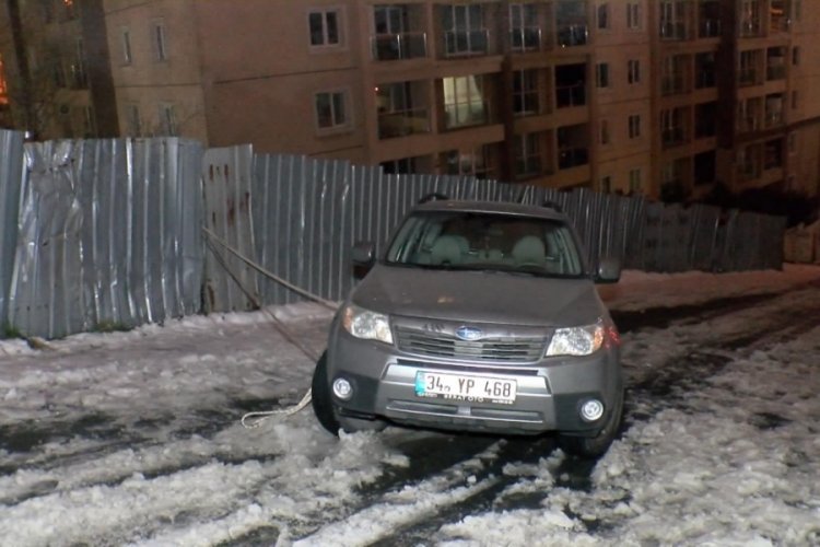 İstanbul'da buzlanan sokakta mahsur kaldı