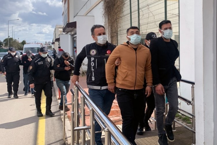 Adana'da pitbull k&ouml;pekli torbacılar, adli kontrolle serbest