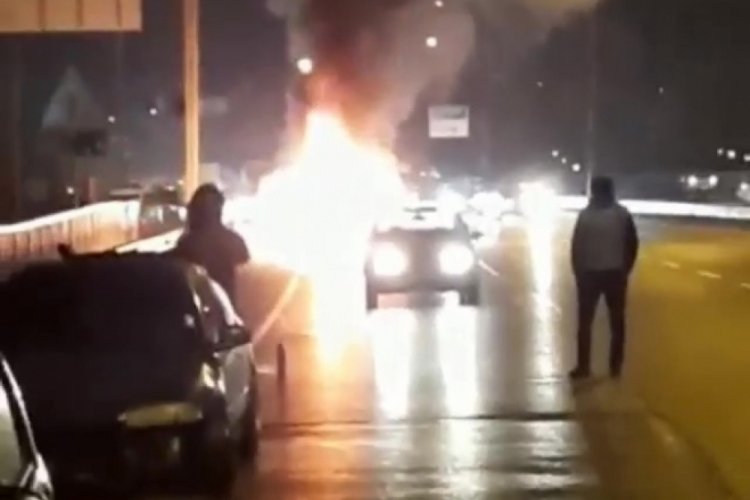 İstanbul'da yanan ara&ccedil;, alev topuna d&ouml;nd&uuml;