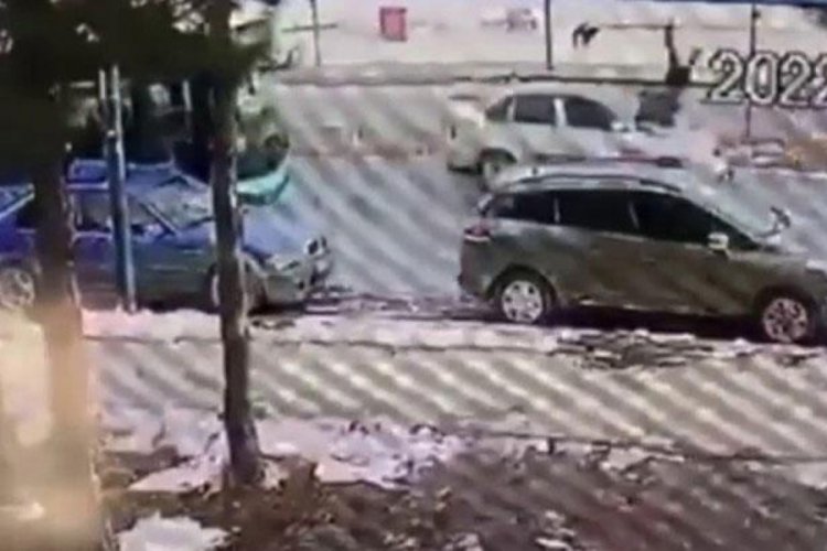 K&uuml;&ccedil;&uuml;k &ccedil;ocuğa k&ouml;pekten ka&ccedil;arken otomobil &ccedil;arptı