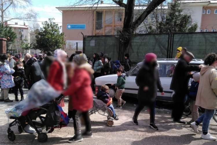 Bursa'da o okulun &ouml;n&uuml;nde trafik duruyor