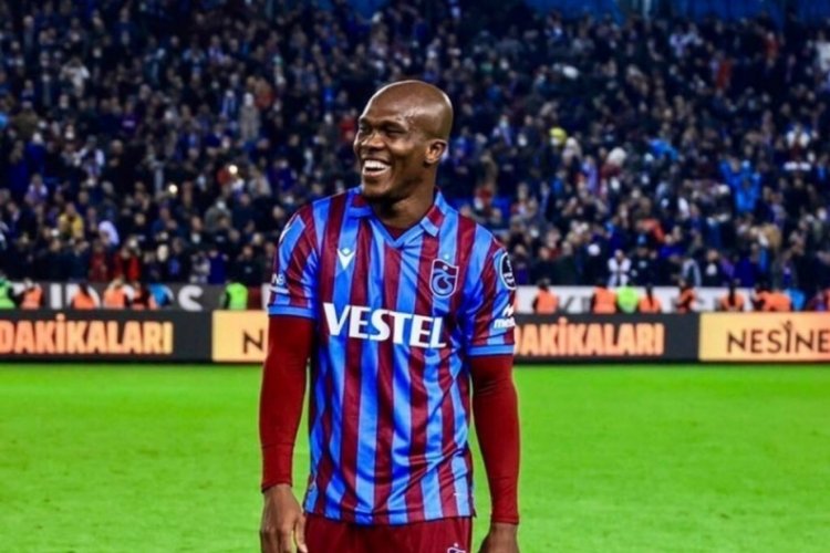 Anthony Nwakaeme, gol y&uuml;k&uuml;n&uuml; sırtlıyor