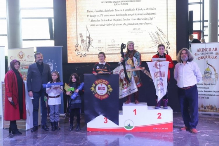 Başarılı ok&ccedil;ular &ouml;d&uuml;llerini Bursa Fetih M&uuml;zesi'nde aldı