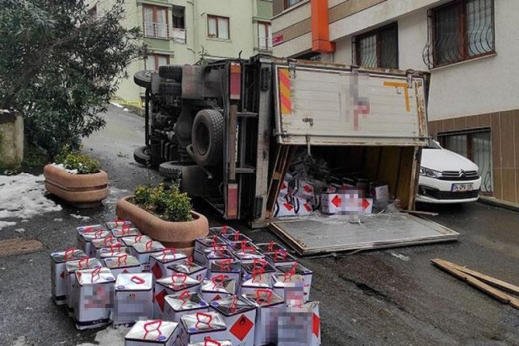 İstanbul'da yapıştırıcı y&uuml;kl&uuml; kamyonet devrildi