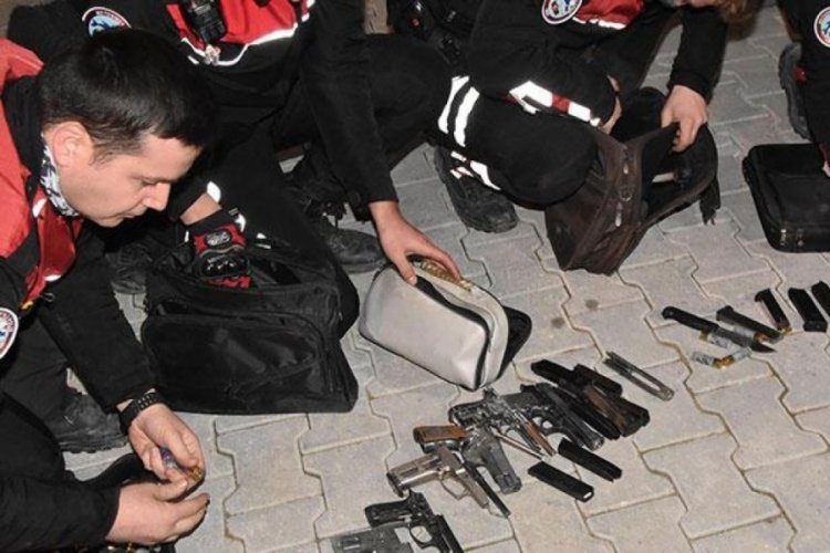 Ş&uuml;pheli minib&uuml;sten uyuşturucu ve silah &ccedil;ıktı