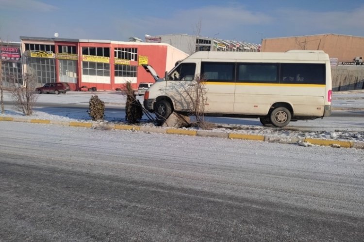 Servis minib&uuml;s&uuml; ref&uuml;je &ccedil;ıkınca 8 kişi yaralandı