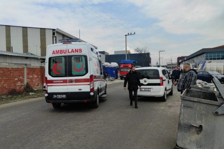 Sakarya'da ara&ccedil;ta tartıştı, sokak ortasında vuruldu
