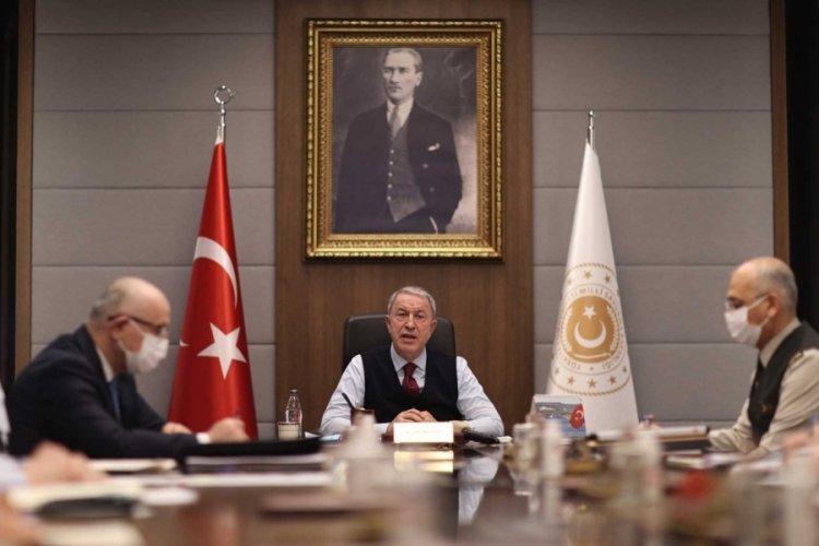 Bakan Hulusi Akar, komutanlarla toplandı