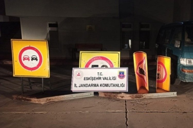 Trafik levhalarını &ccedil;almak isterken yakalandı