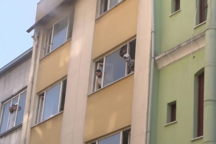 İstanbul'da ayakkabı imalathanesindeki yangında 4 kişi dumandan etkilendi