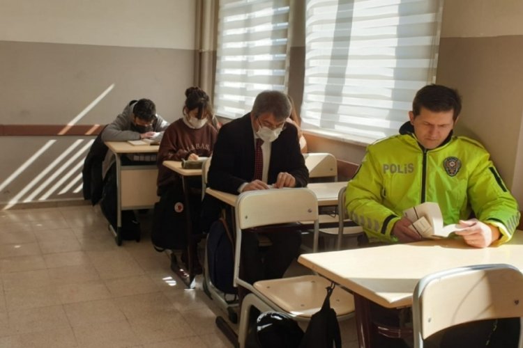 Bursa'da &ouml;ğrenciler polislerle kitap okudu
