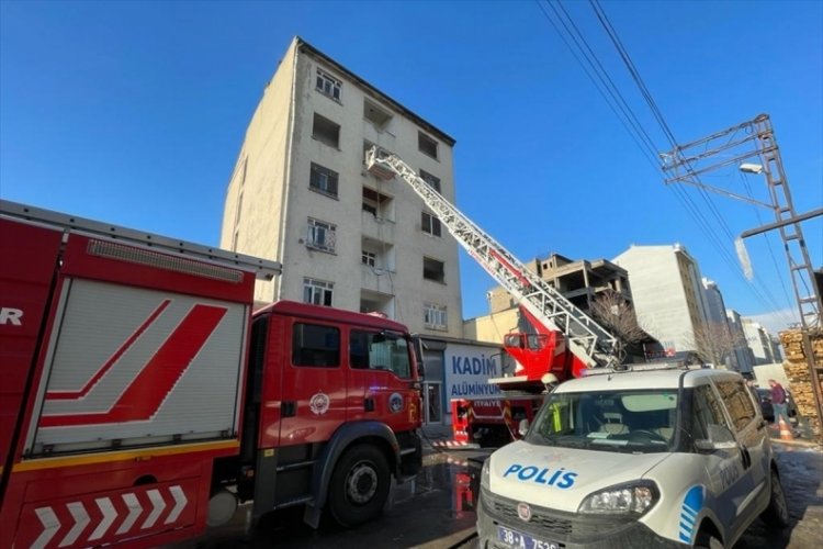 &Ccedil;alıntı kabloların istiflendiği bina yandı