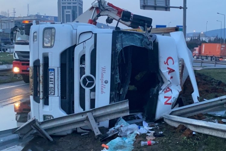 Hammadde y&uuml;kl&uuml; tır devrildi