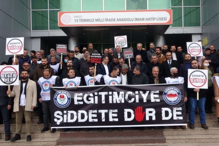 Bing&ouml;l'de &ouml;ğretmene şiddete tepki g&ouml;sterildi