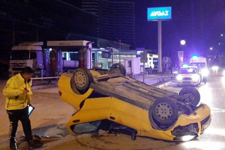 Ref&uuml;je &ccedil;arpan otomobil takla attı