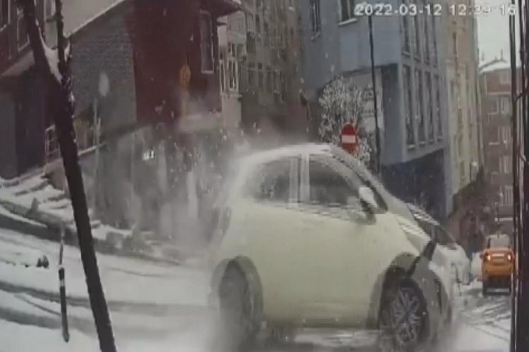 İstanbul Şişli'de karda kaza kamerada