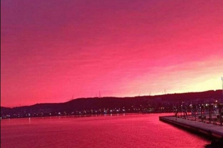 İzmir'de g&ouml;ky&uuml;z&uuml; kızıla boyandı
