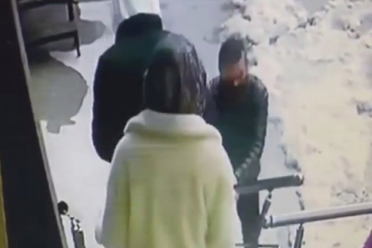 İstanbul'da kimseye aldırış etmeden korkulukları &ccedil;aldı