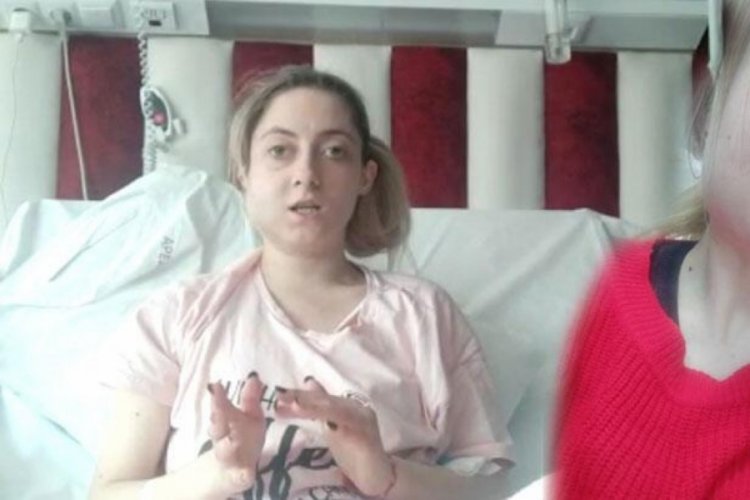 Otomobil &ccedil;arpan gen&ccedil; kızın &ccedil;enesi ve bacakları kırıldı