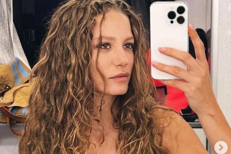 Serenay Sarıkaya ve Umut Evirgen dudak dudağa