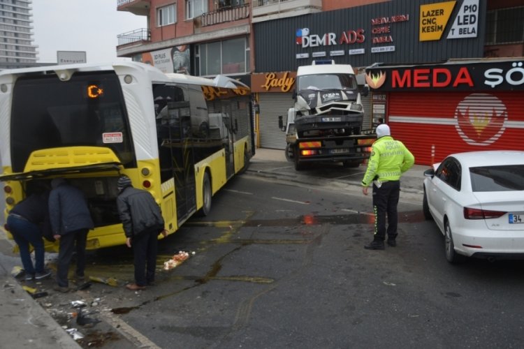İstanbul'da kayarak yolu kapatan otob&uuml;se iki ara&ccedil; &ccedil;arptı&nbsp;