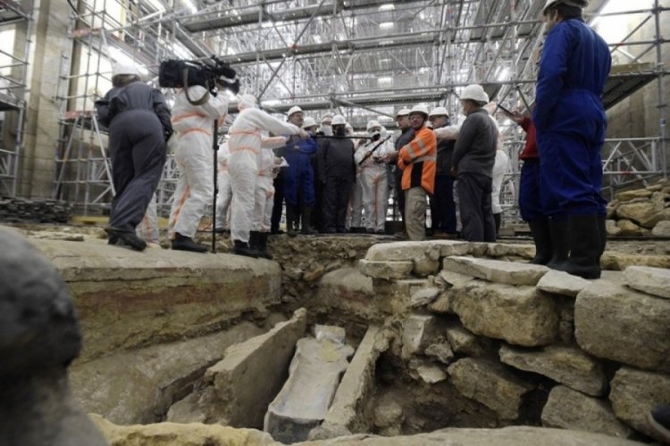 Notre Dame Katedrali'nde olağan&uuml;st&uuml; keşif! 14. y&uuml;zyıldan kalma