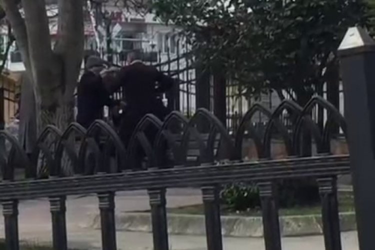 Yaşlılar sokak ortasında kavgaya tutuştu