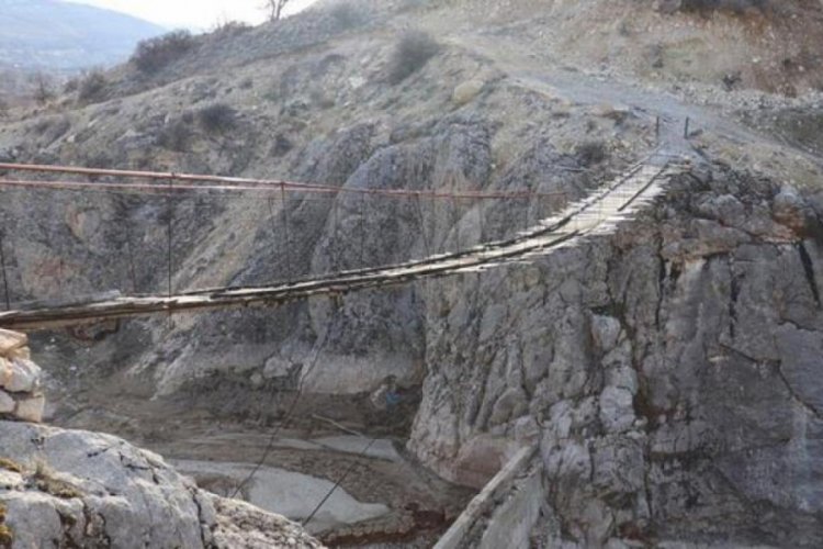 Malatya'daki k&ouml;pr&uuml;den ge&ccedil;mek y&uuml;rek ister