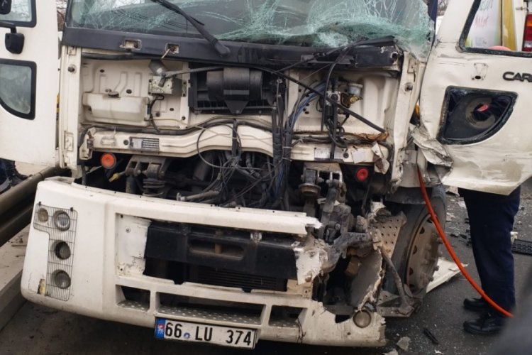 İstanbul'da kamyonlar &ccedil;arpıştı şof&ouml;rleri yaralandı