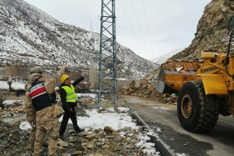 Heyelanın kapattığı 17 k&ouml;y yolu a&ccedil;ıldı