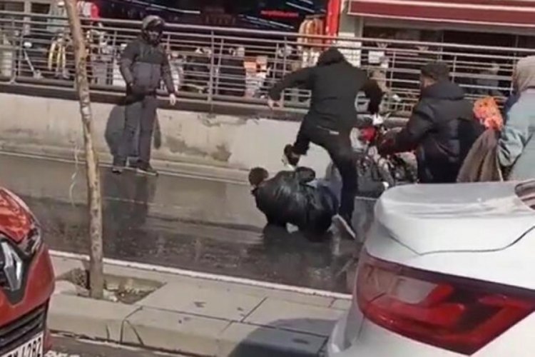 Trafikte yumruk yumruğa kavga
