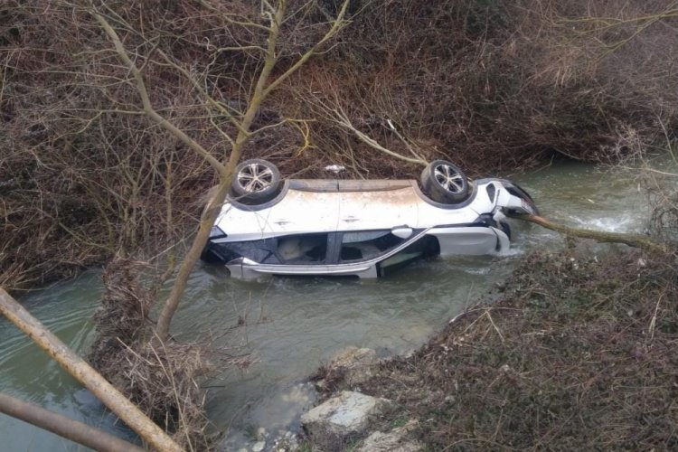 İstanbul'da otomobili dereye d&uuml;şt&uuml; tutanak tutup evine gitti&nbsp;