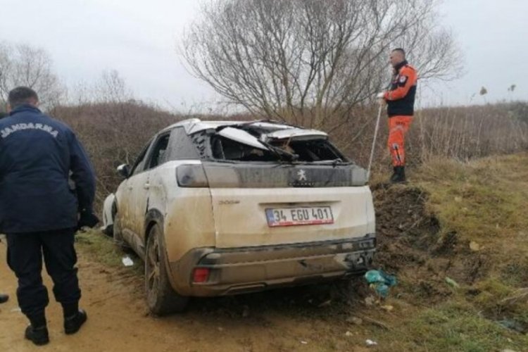 Otomobili dereye d&uuml;şt&uuml;, tutanak tutup...