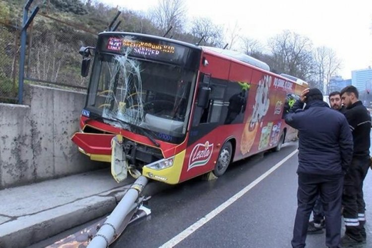 İETT otob&uuml;s&uuml; aydınlatma direğine &ccedil;arptı