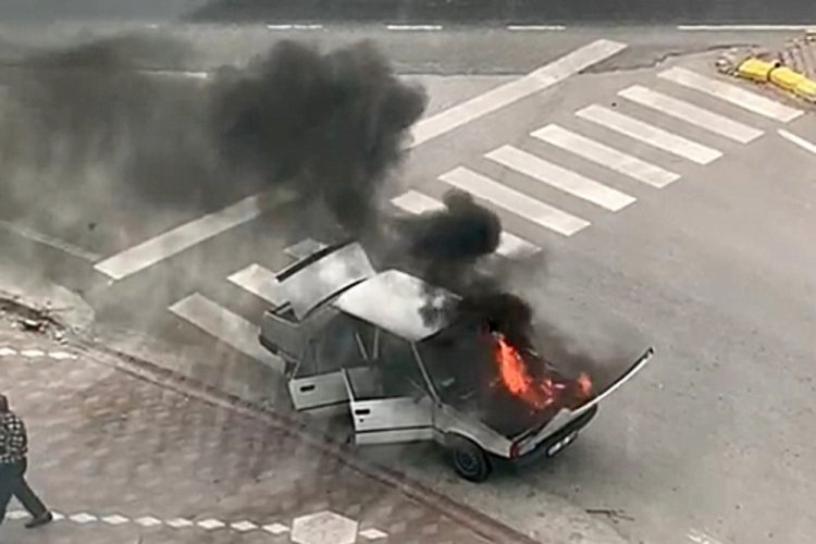 Seyir halindeki otomobil alev alev yandı