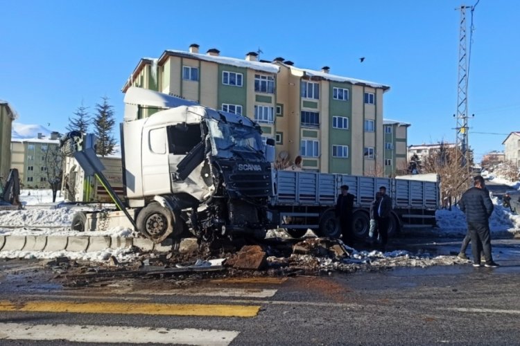 Bitlis'te tırlar &ccedil;arpıştı