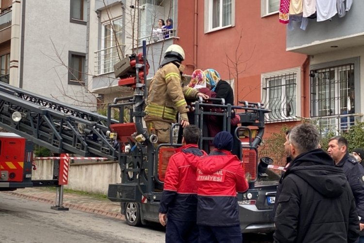 İstanbul'da apartman dairesi alev alev yandı, 10 kişiyi itfaiye kurtardı