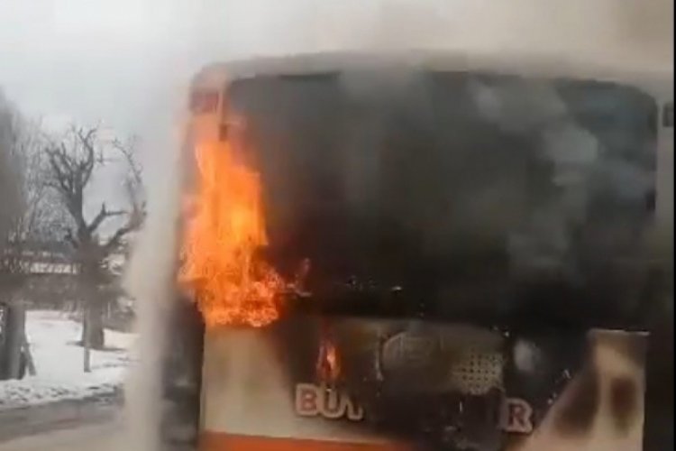 Halk otob&uuml;s&uuml; dakikalar i&ccedil;inde k&uuml;le d&ouml;nd&uuml;