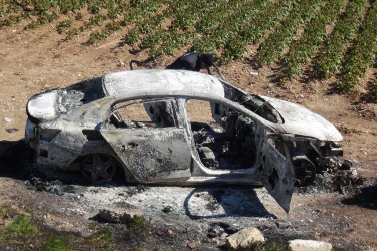 Adana'da tarlada yanmış otomobilin &ccedil;evresinde boş t&uuml;fek kartuşları bulundu
