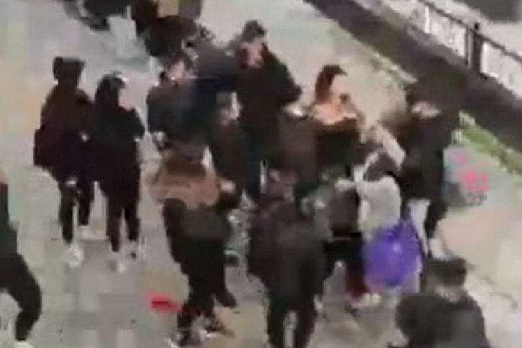 İstanbul'da liseli kızların kavgası kamerada