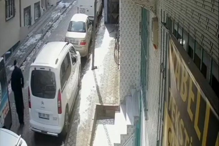 İstanbul'da feci kaza: Geri manevra yapan minib&uuml;s bir kişiyi ezdi