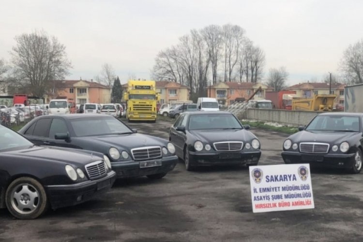 Sakarya'da 'change oto' operasyonu! 5 l&uuml;ks otomobili...