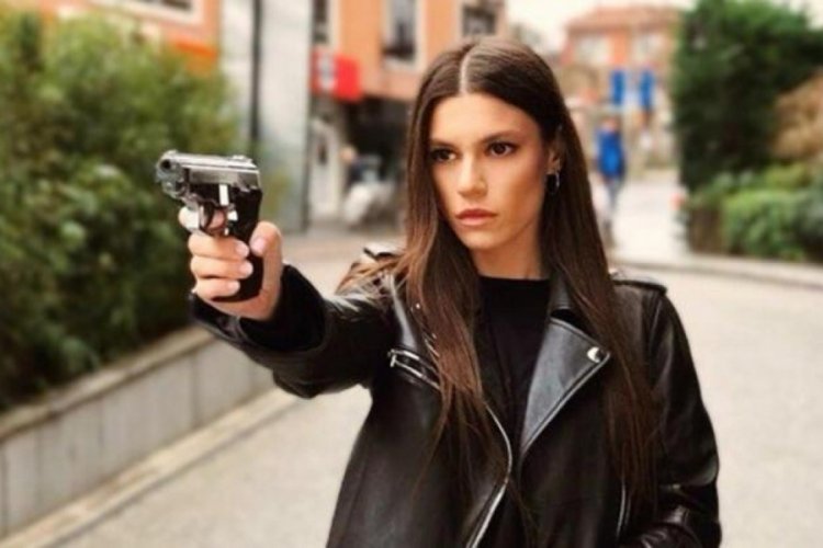  Yüsra Geyik'ten İzzet Yıldızhan'a gönderme