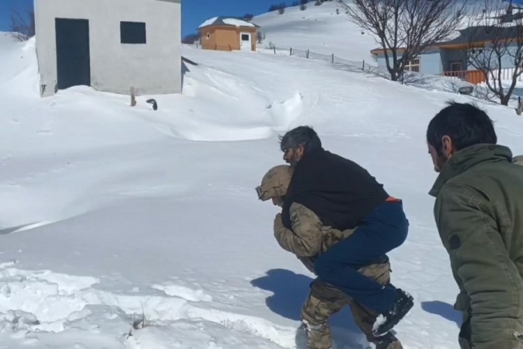 Bing&ouml;l'de jandarma, kanser hastasını sırtında helikoptere taşıdı