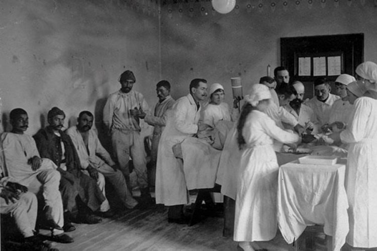 Prof. Dr. Erd&ouml;l: 1915'li tıbbiyelilerin hepsi  &Ccedil;anakkale'de şehit d&uuml;şt&uuml;