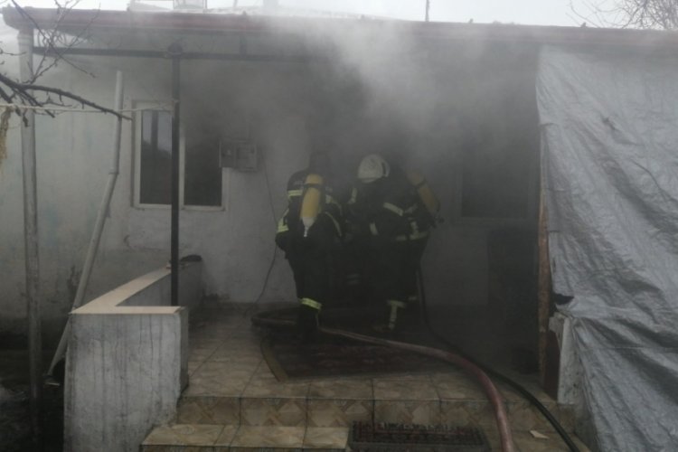 Erzincan'da tek katlı ev k&uuml;le d&ouml;nd&uuml;