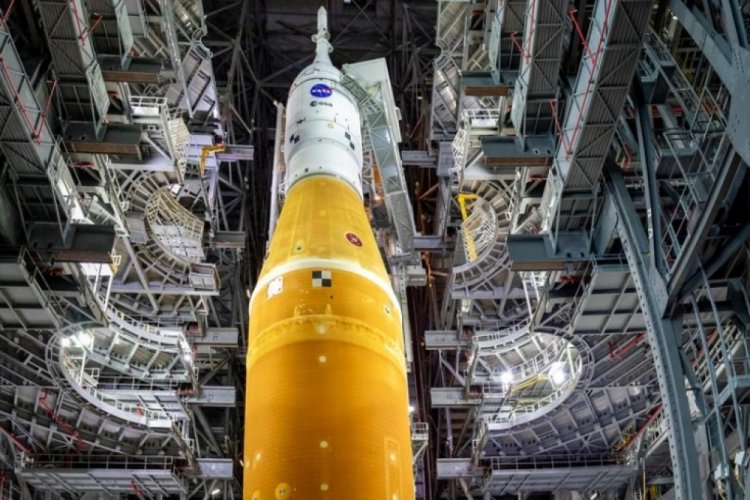 NASA, dev roketi ilk kez fırlatma rampasına taşıyacak