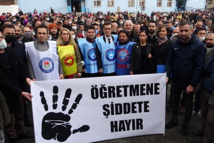 Kocaeli'de &ouml;ğretmen, &ouml;ğrencisini veli şiddetinden korurken d&ouml;v&uuml;ld&uuml;