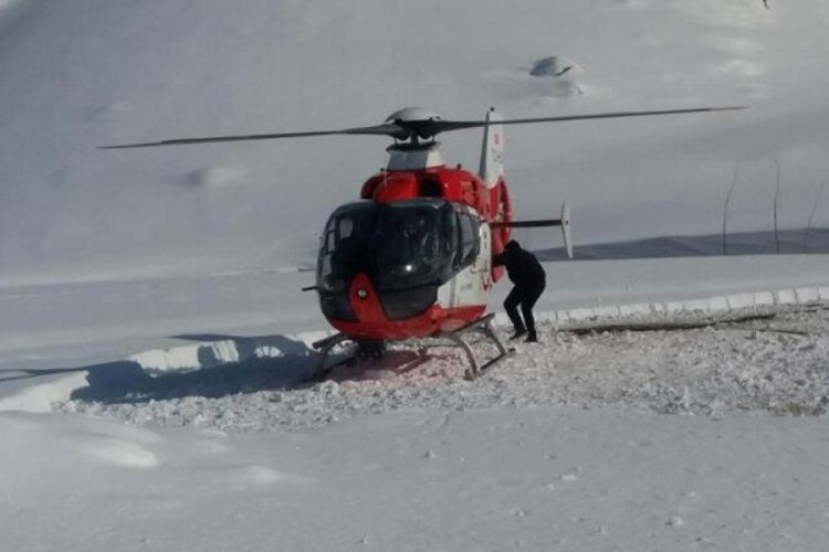 Yolu kapalı k&ouml;ydeki hasta ambulans helikopterle sevk edildi