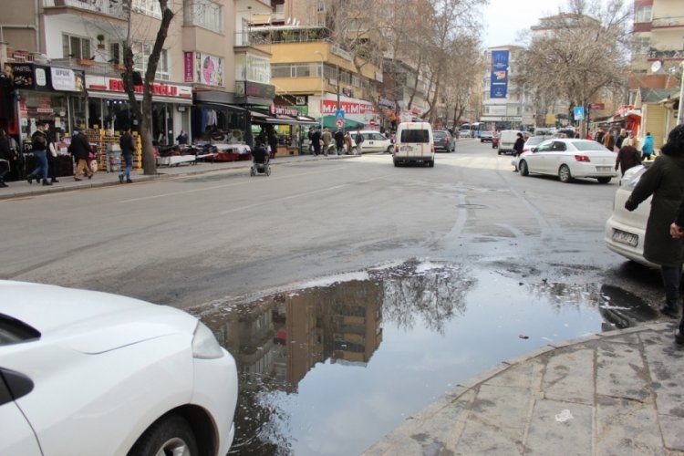 ATM'ye para g&ouml;t&uuml;ren ara&ccedil; alevlere teslim oldu